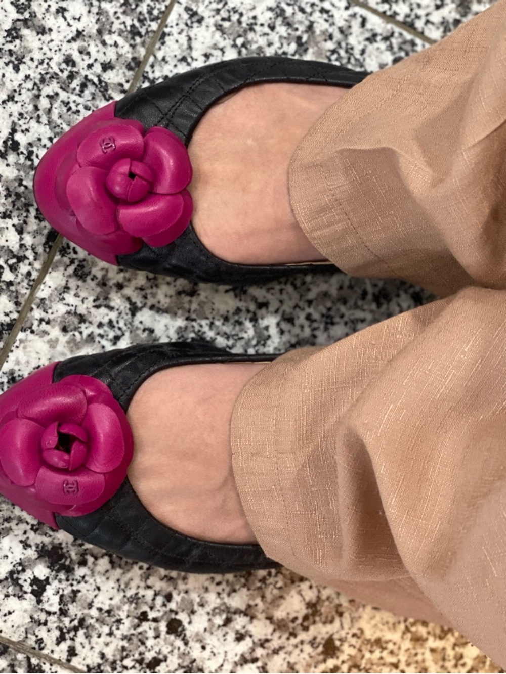 CHANEL Black authentic leather Flats with Hot Pink Camellia Appliqué size 7.5 - Picture 4 of 16
